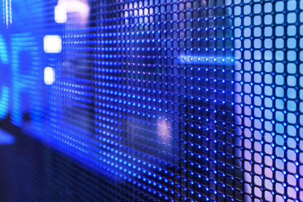 Gros plan sur l'installation d'un module d'écran LED transparent avec structure de fixation